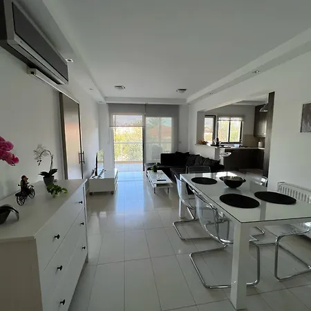 דירה Majestic Boutique Apartment/2br